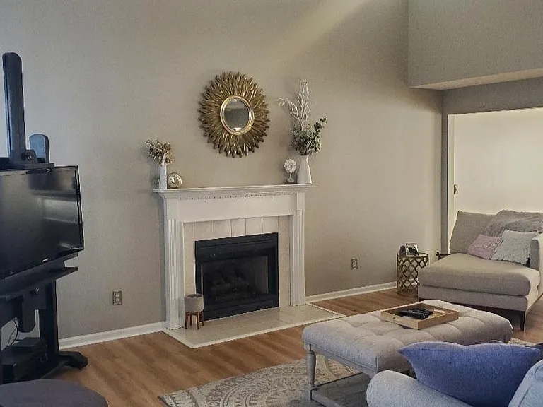 2219 Dixon St — Photo 3