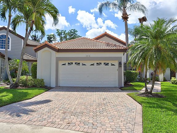 Home For Sale In Woodfield Country Club