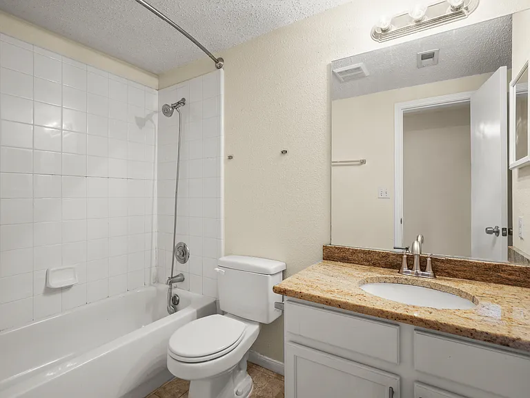 712 W 21st St #101 — Photo 11