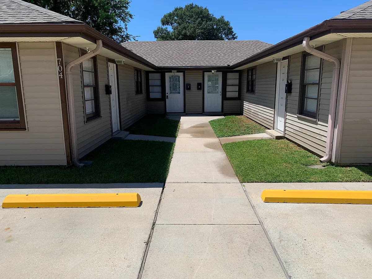 Photo 2 of 15 - 704 N Causeway Blvd #C - Metairie, LA Building Photo - 704 N Causeway Blvd #C