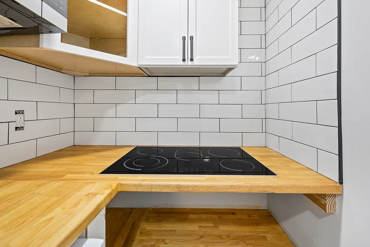 Building Photo - 711 W 44th St #1