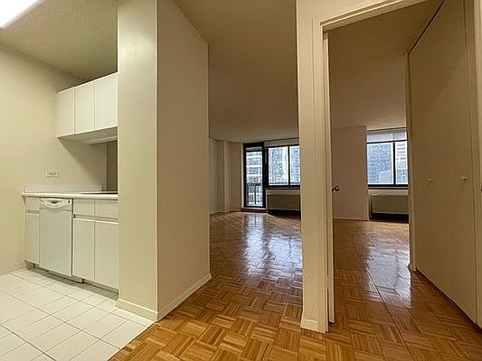 1st image of 250 E 40th St APT 20A