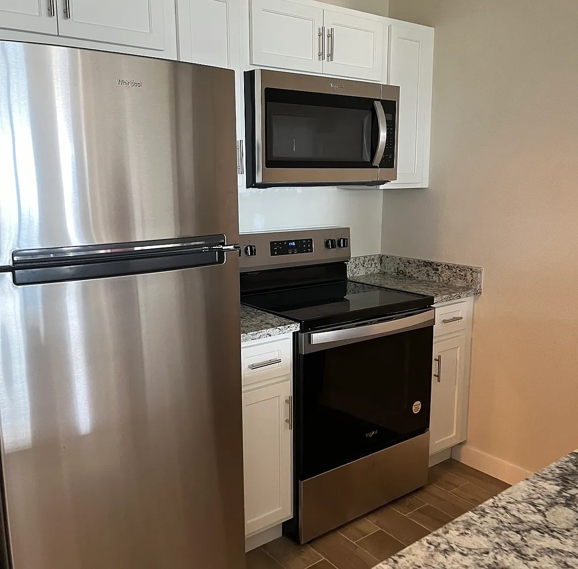 3225 E Riverside Dr — Photo 4
