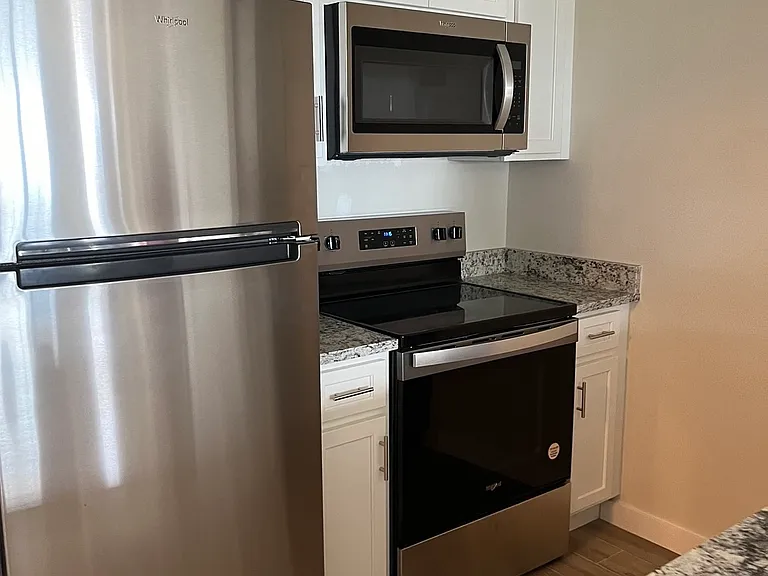E Riverside Dr — Photo 4