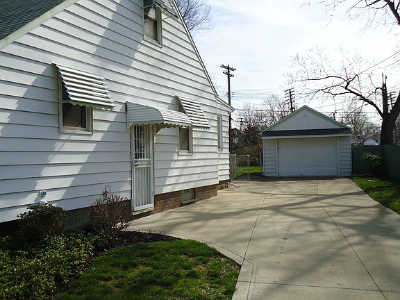 3rd image of 837 E 239th St