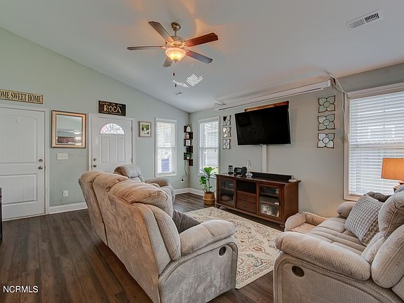 5th image of 2821 Country Club Dr