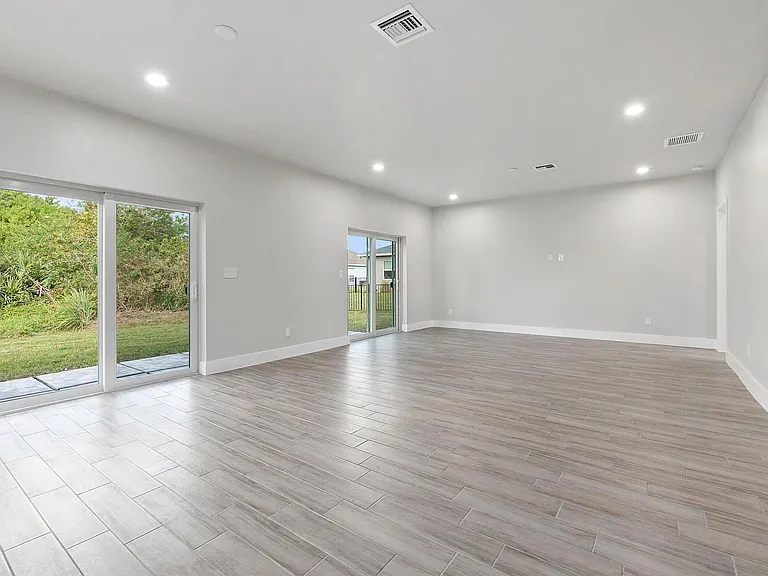 1351 SW Don Ct — Photo 3