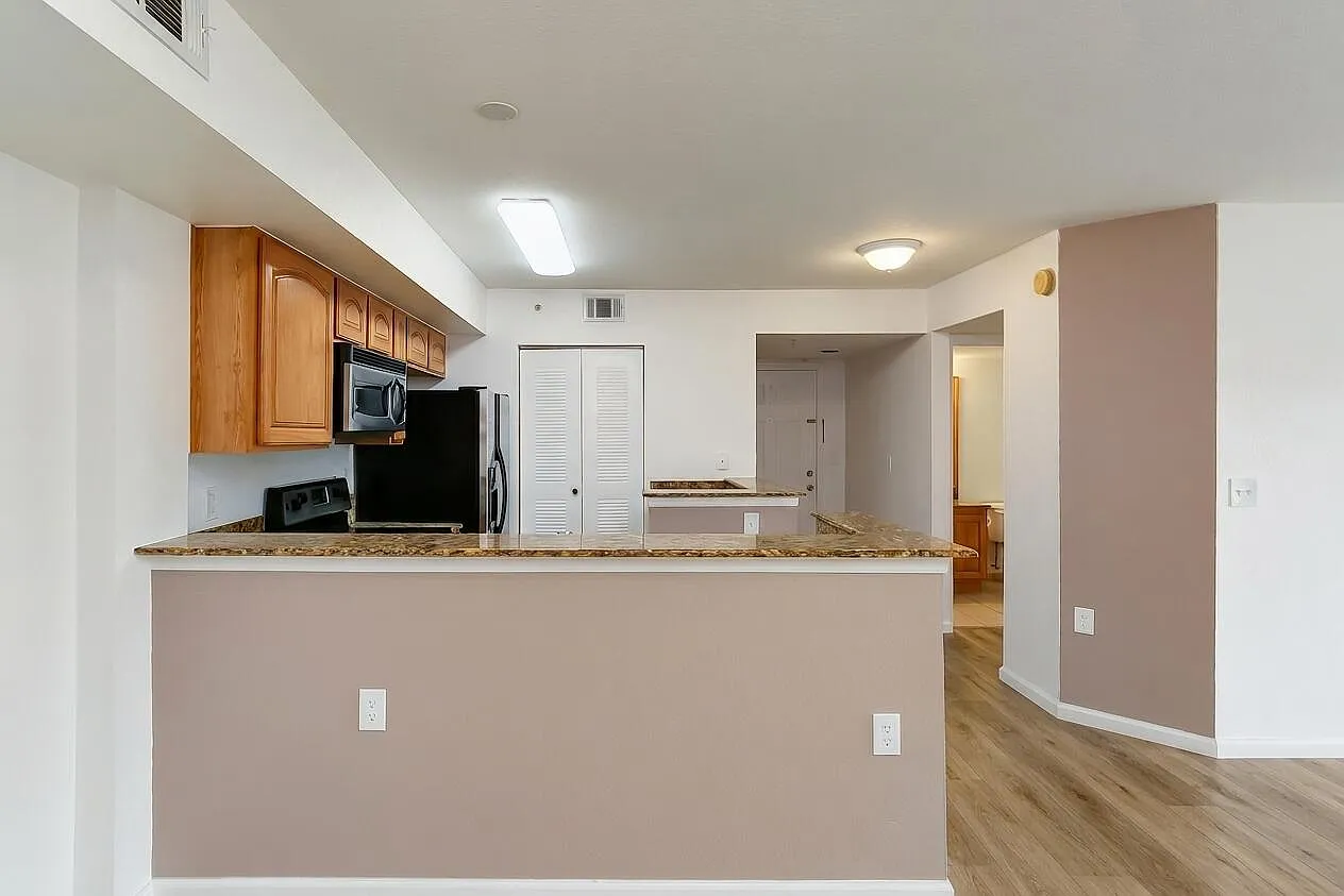 2 bed, 2.0 bath, 1033 sqft, $1,800 — Photo 4