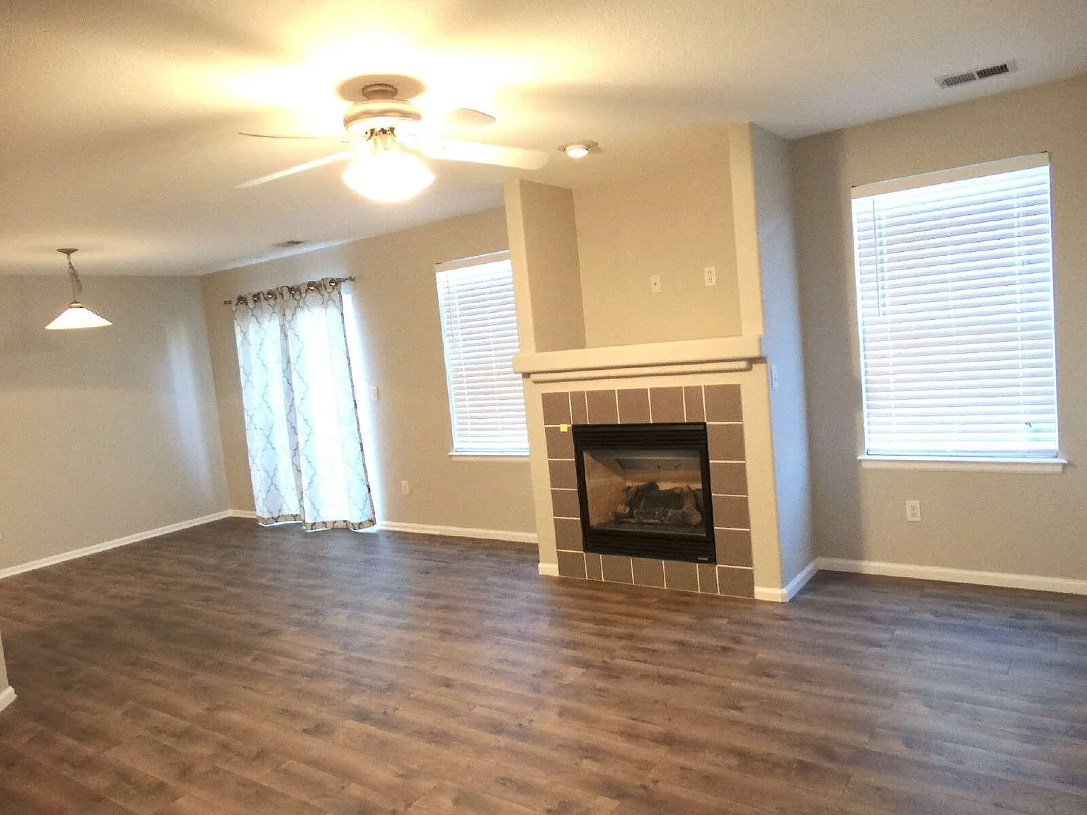 3 bed, 2.0 bath, 1400 sqft, $2,550 — Photo 2