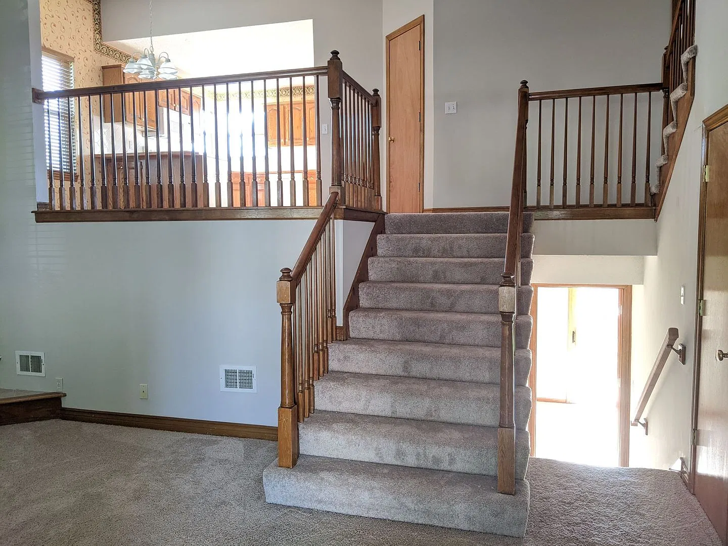 Open Floor plan 3 Bed 3 Bath Overland Park home — Photo 4