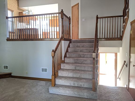 4th image of 15641 Foster St