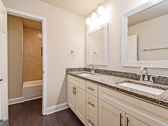 3rd image of 5897 Meadowview Rd