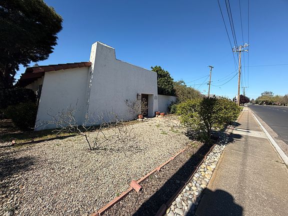 3rd image of 2431 N Olive Ave