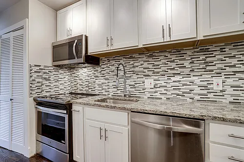 82 Q St SW #1 Photo 1