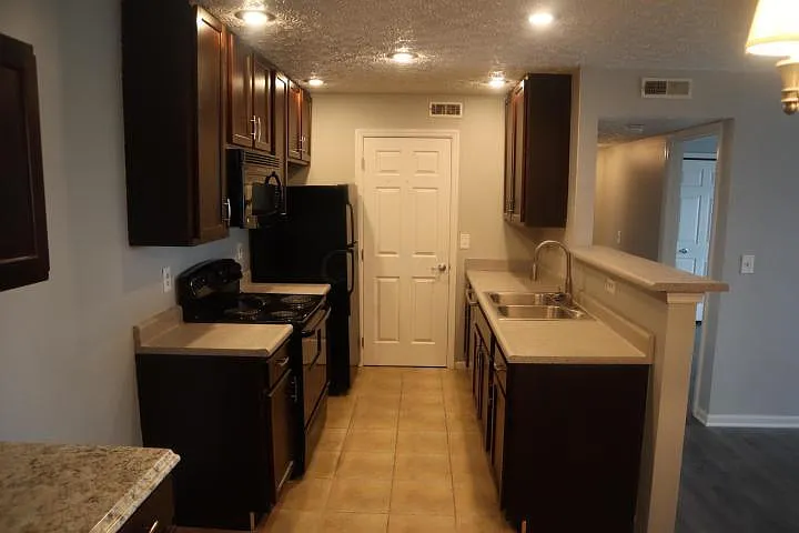 2 bed, 1008 sqft, $1,100 — Photo 3