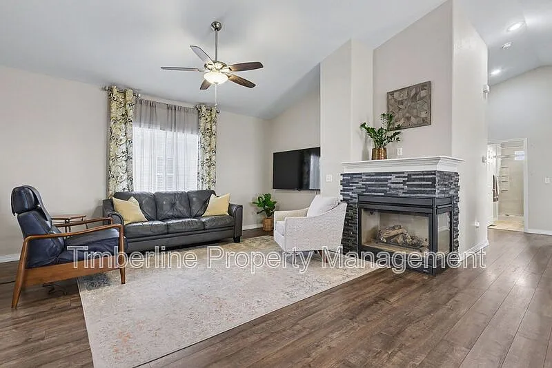 3 bed, 3.0 bath, 2200 sqft, $2,300 — Photo 4