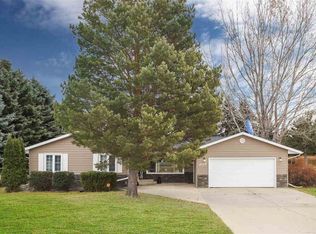 2117 Parkside Dr, Minot, ND 58701