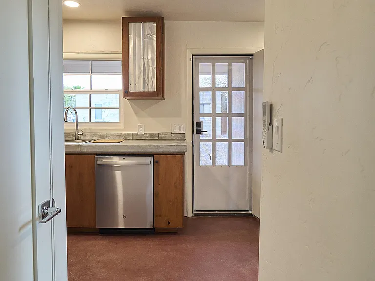 2542 E Seneca St — Photo 9