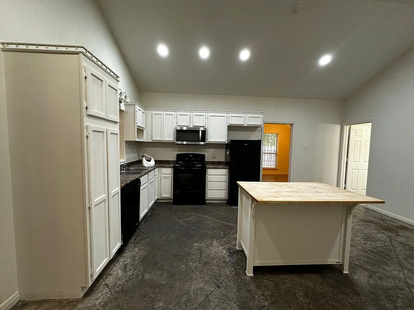 Spacious 4bd/4.5bth House - 912 Oakwood — Photo 4