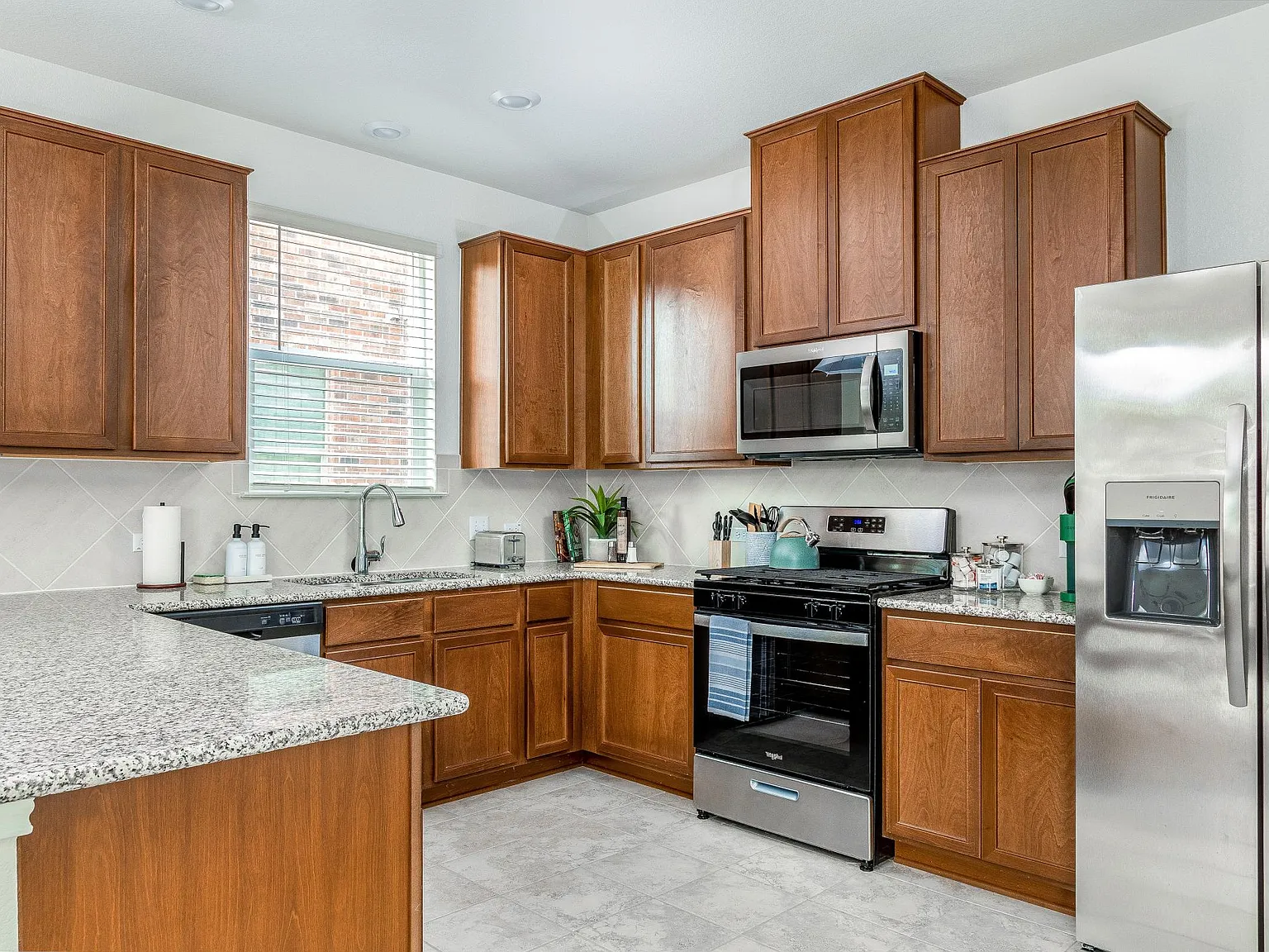5 bed, 2.5 bath, 2802 sqft, $4,199 — Photo 3