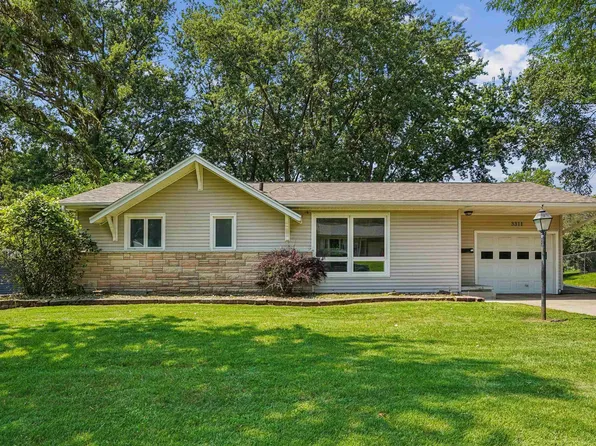 3311 Pridemore Dr, Cedar Falls, IA 50613