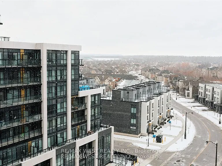 395 Dundas St W #822 — Photo 1