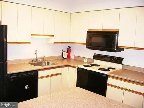 806 Whitpain Hls — Photo 2