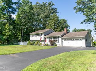 28 Sandalwood Ln, Glenville, NY 12302