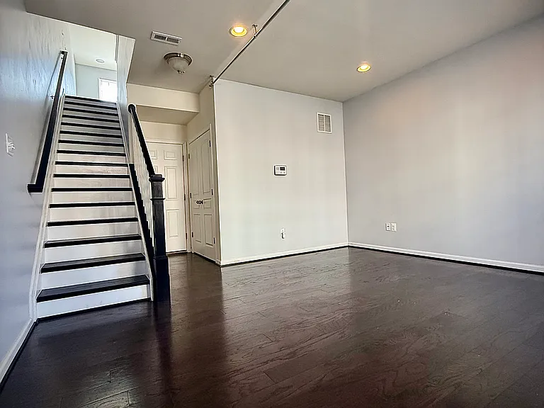 2724 Downing Ln — Photo 2