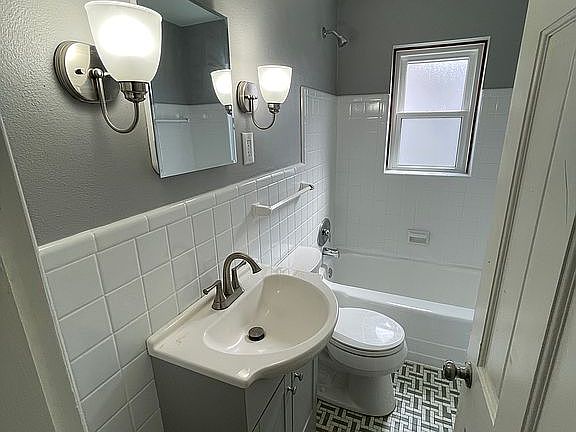 4th image of 4065 Wilmington Ave