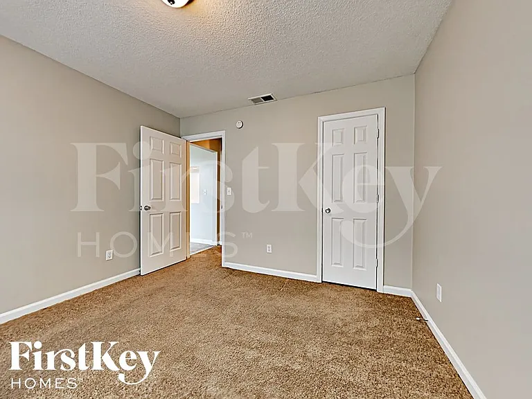 1116 Berkshire Cir — Photo 14