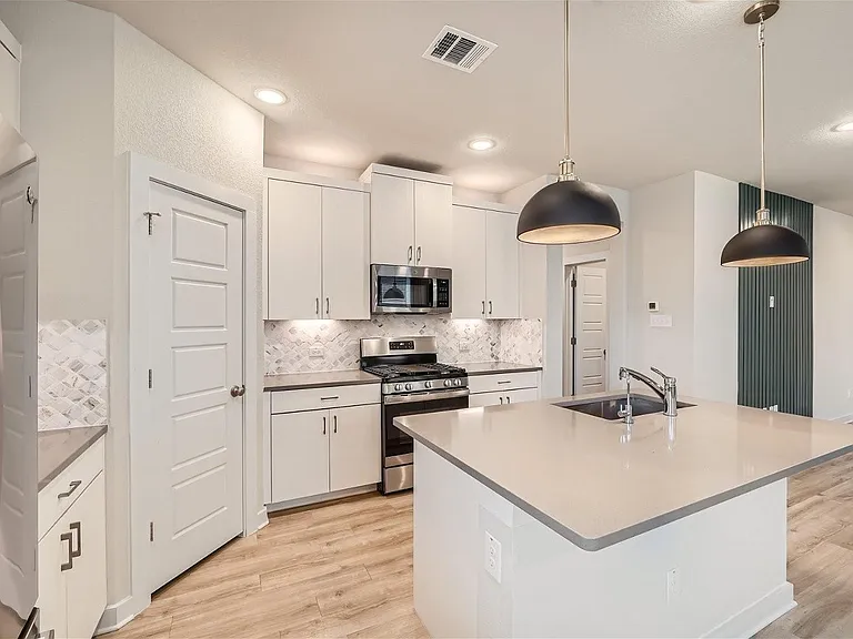 203 Pinkerton Dr — Photo 12