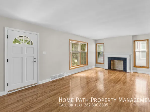 W63N399 Hillcrest Ave, Cedarburg, WI 53012
