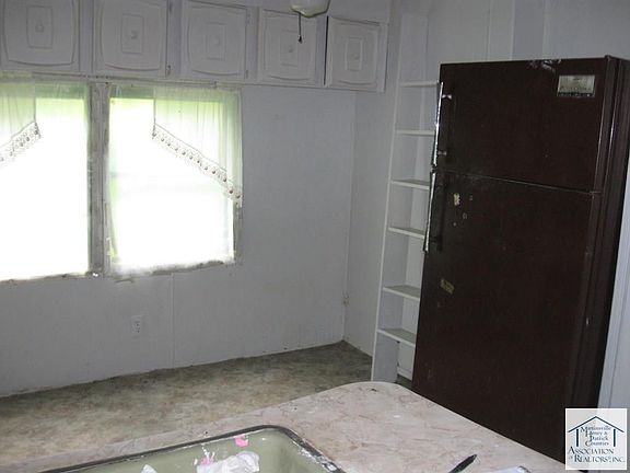 3rd image of 180 Blueberry Ln