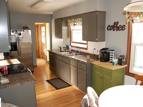 3rd image of 212 N Cottage Grv
