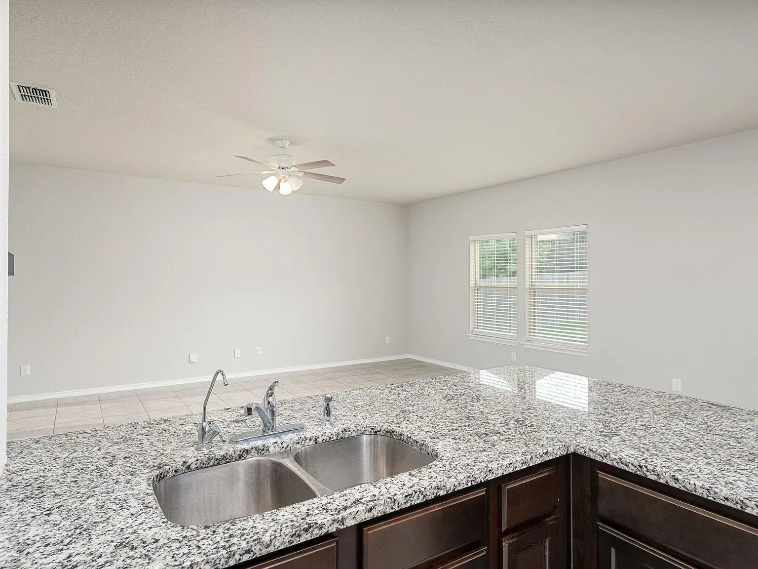 4 bed, 2.5 bath, 2410 sqft, $1,999 — Photo 3