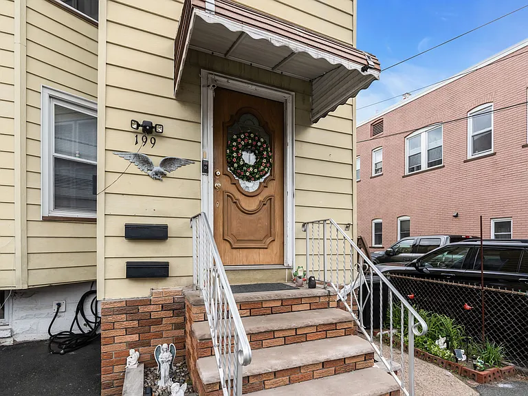 199 Hayward Pl #B — Photo 8
