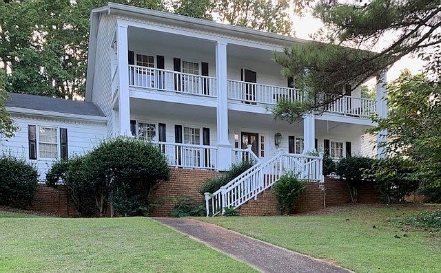 2nd image of 924 Millbrook Ct