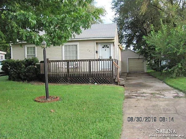 221 E Kirwin Ave — Photo 1