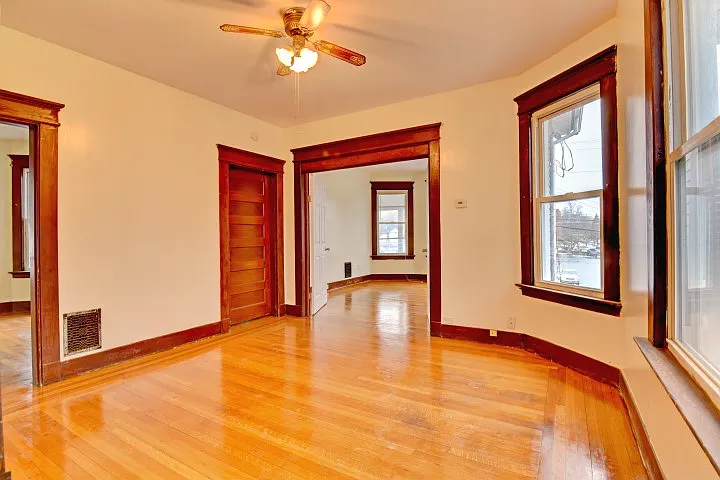 331 Center St — Photo 3
