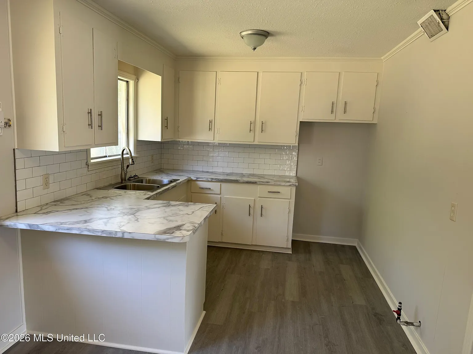 3 bed, 1.0 bath, 1054 sqft, $1,650 — Photo 2