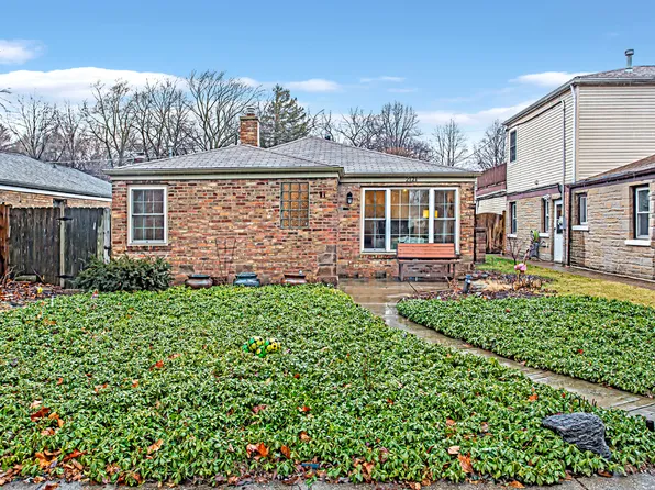 2121 Cleveland St, Evanston, IL 60202