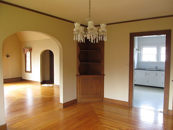 3rd image of 801 E 2nd St