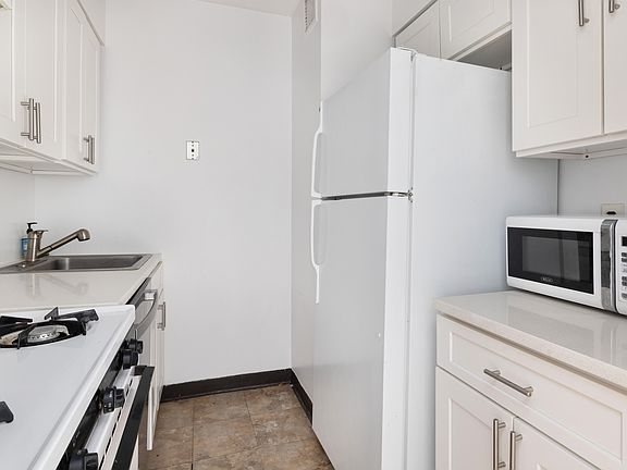 5th image of 301 E 45th St APT 11D