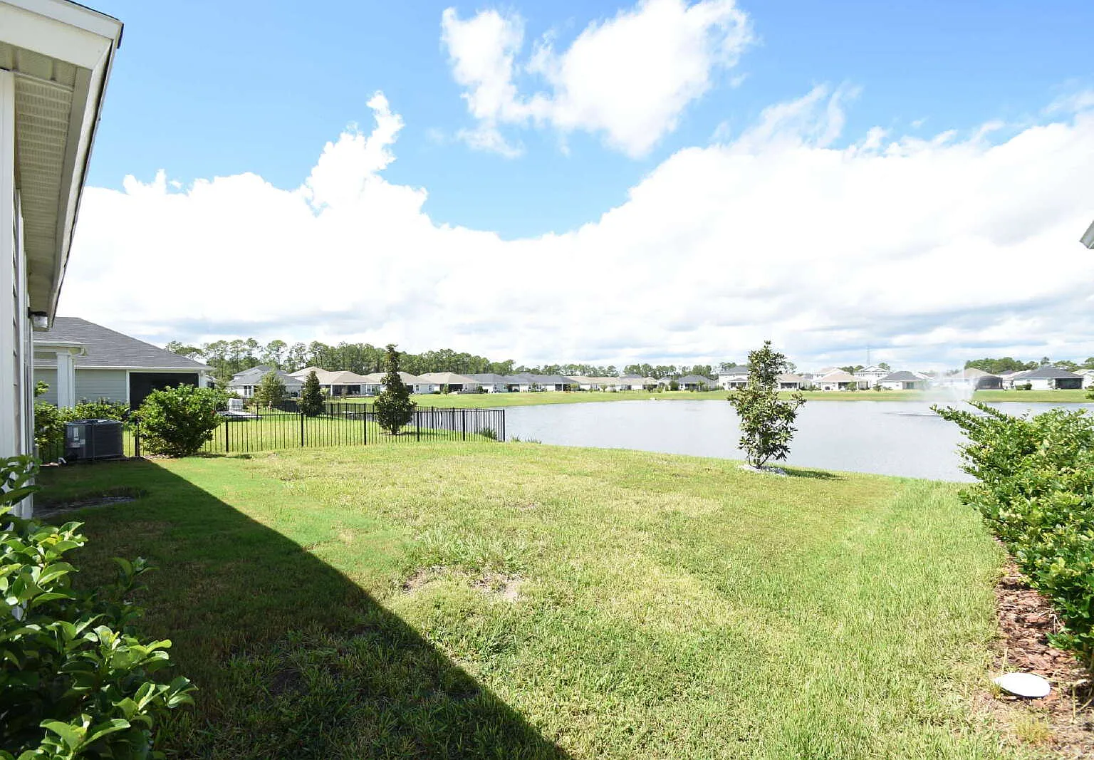 3 bed, 2.0 bath, 1377 sqft, $2,600 — Photo 2