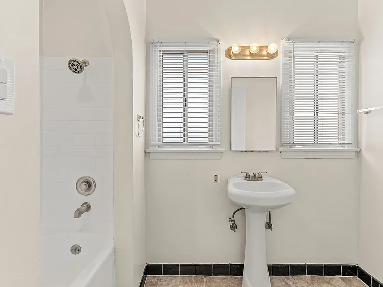 1715 Termino Ave — Photo 15