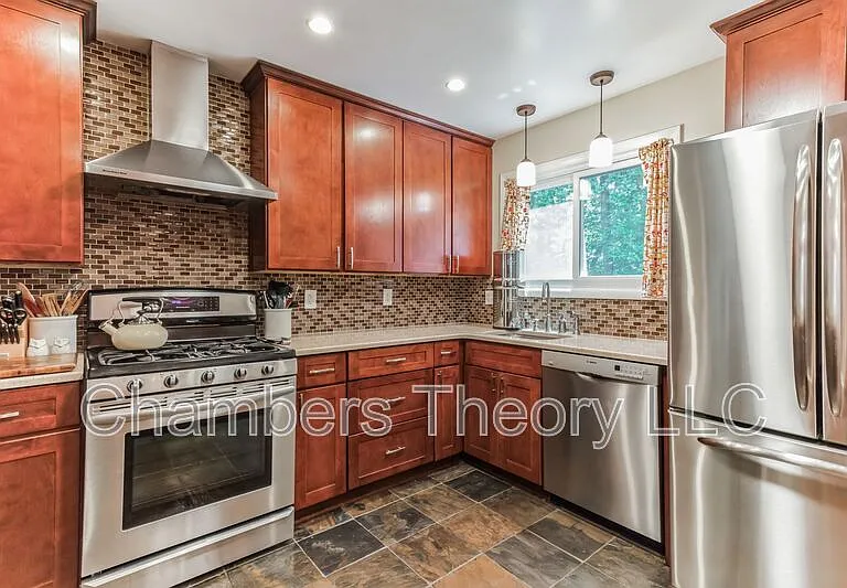 10211 Fox Ln — Photo 24