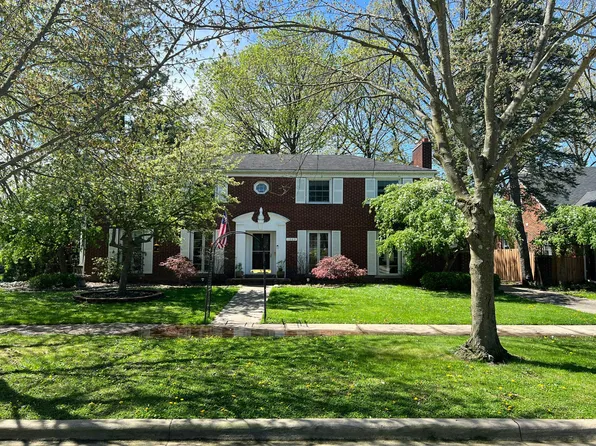 1889 Stanhope St, Grosse Pointe Woods, MI 48236