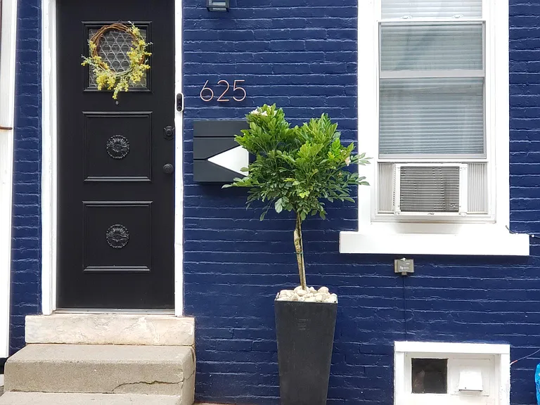625 Oak St — Photo 1