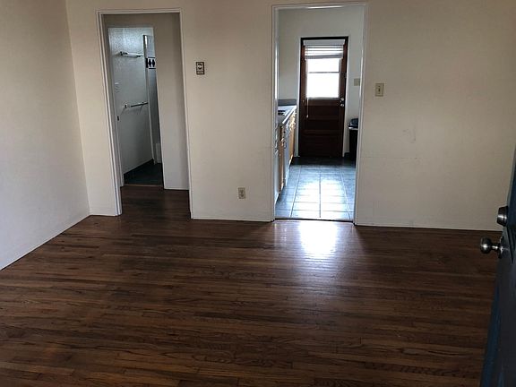 4th image of 930 Emerald St
